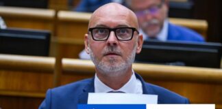 Opozícia kritizuje ministra vnútra za jeho exekúciu