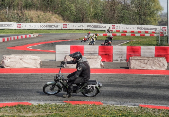 Le-Mans-na-starych-mopedoch.jpg