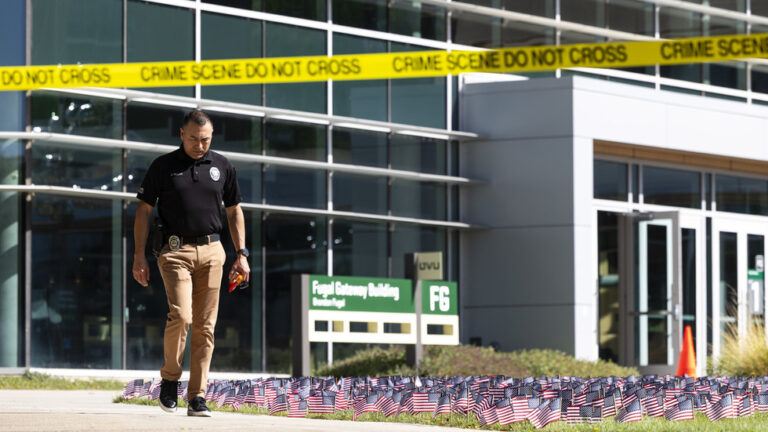 Polícia pripustila, že muž vo väzbe kryl skutočného strelca na Kirka