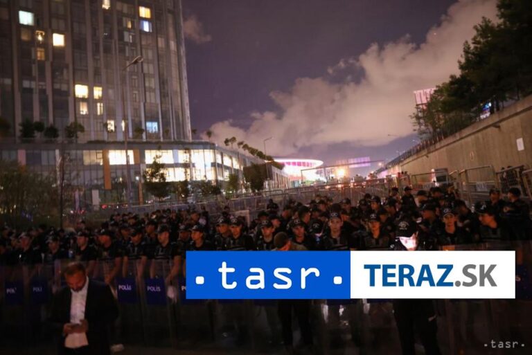 Prívrženci CHP v Istanbule protestovali proti odvolaniu vedenia