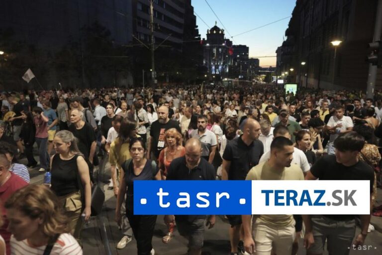 Protivládne protesty v Srbsku pokračovali aj 10 mesiacov po tragédii