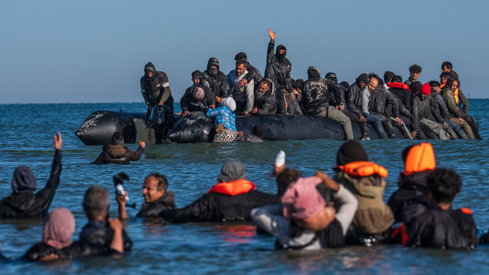 Spojene-kralovstvo-po-hneve-kvoli-hotelom-pre-migrantov-prestahuje-ilegalnych.jpg