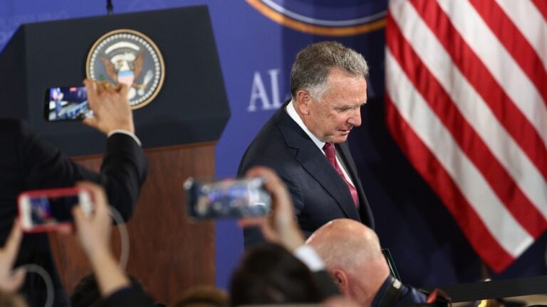 Vance obviňuje Politico z „operácie zahraničného vplyvu“ proti Witkoffovi