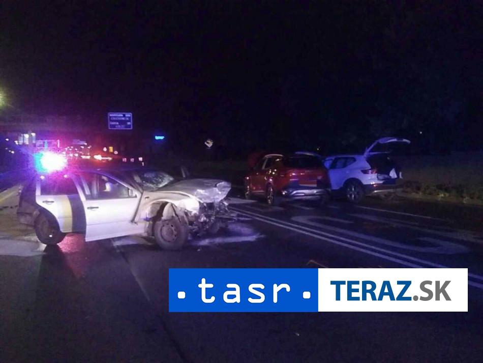 Zrazili-sa-tri-auta-hlasia-aj-zranenia.jpg