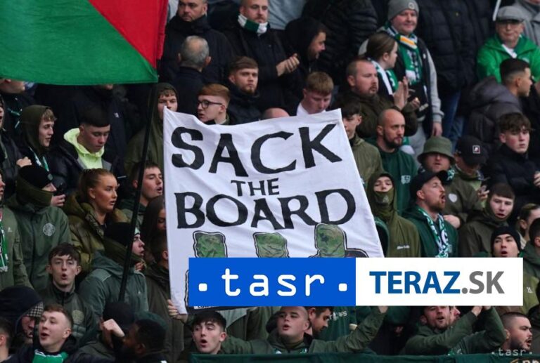 Fanúšikovia Celticu na protest zahádzali ihrisko tenisovými loptičkami