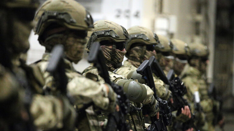 NATO si udržiava masívnu vojenskú prítomnosť pred Ruskom, vyhlásil minister obrany