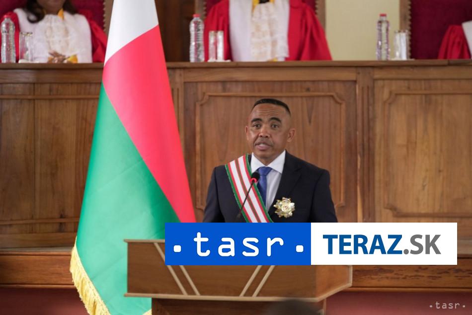 Nova-vlada-na-Madagaskare-zbavila-zvrhnuteho-prezidenta-obcianstva.jpg