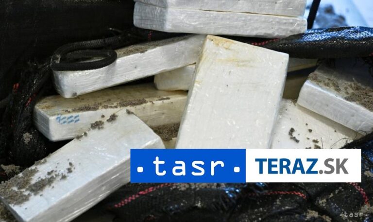 Polícia zaistila 6,5 tony kokaínu na lodi pri Kanárskych ostrovoch