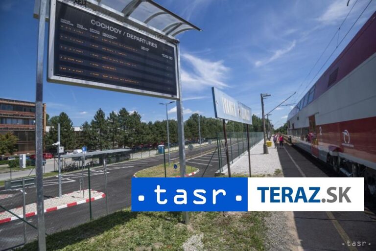 Pred mestský úrad v Liptovskom Hrádku umiestnili elektronickú tabuľu