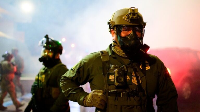 Protestujúci proti ICE sa v Portlande stretli s federálnymi agentmi (VIDEO)