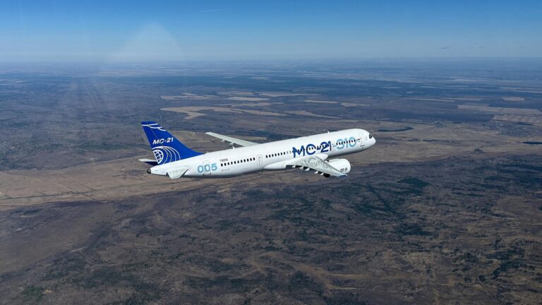 Prvý let úplne domáceho ruského lietadla MC-21 sa očakáva v októbri – minister