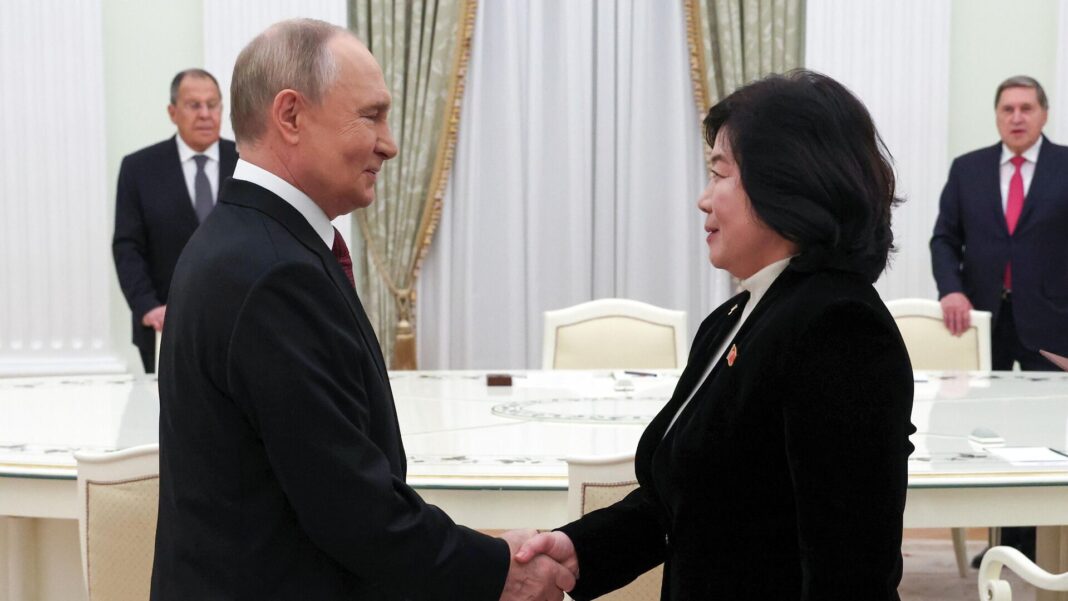 Putin-hosti-v-Kremli-severokorejskeho-FM-Choi-Son-Hui.jpg