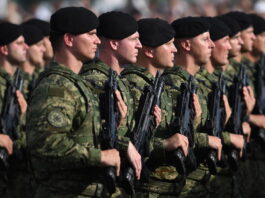 Štát NATO obnovuje vojenskú povinnosť