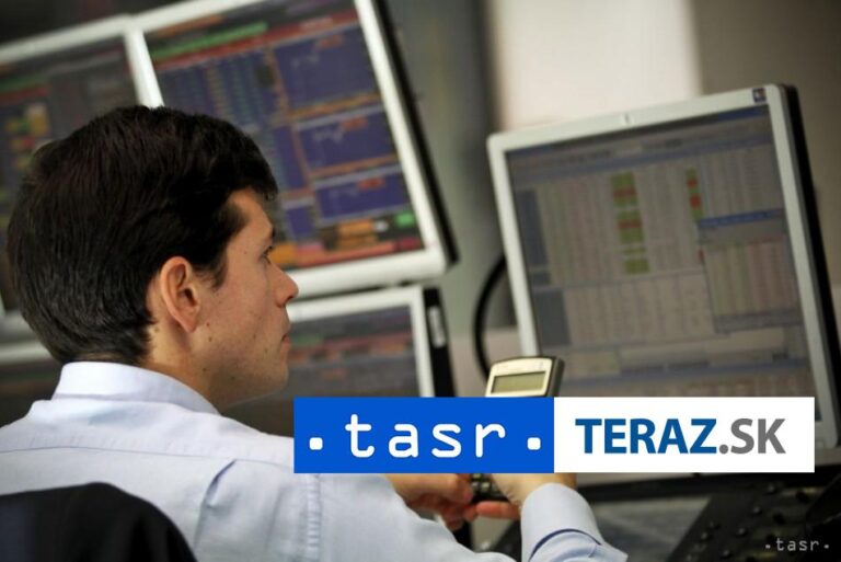 Takmer tri pätiny ľudí s vysokou školou majú lepšie finančné zázemie