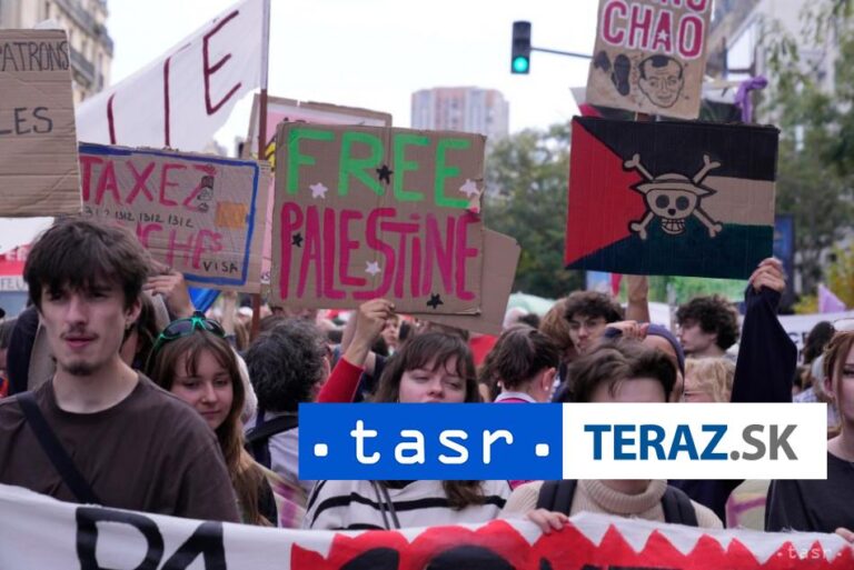 Vo Francúzsku protestovali desaťtisíce ľudí proti škrtom vo výdavkoch