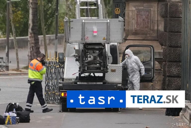 Z Louvru ukradli osem šperkov, polícia pátra po štyroch mužoch