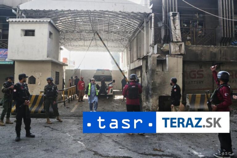 Atentátnici zaútočili na veliteľstvo polovojenskej jednotky v Pešávare