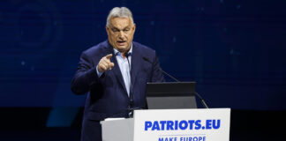 Bruselskí byrokrati pobehujú ako vydesené sliepky, povedal Orbán