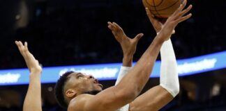 Chicago neuspelo v Milwaukee a opustilo prvú priečku