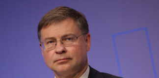 EÚ už nemôže Kyjevu naďalej poskytovať pôžičky, vyhlásil komisár