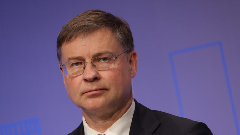 EÚ už nemôže Kyjevu naďalej poskytovať pôžičky, vyhlásil komisár