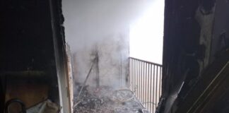 Hasiči zasahujú v bytovom dome