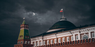 Kremeľ tvrdí, že Rusko je pripravené na vojenskú hrozbu zo Západu.