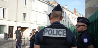 Muž kričiaci „Allahu Akbar“ sa rozbehol autom na francúzskom ostrove