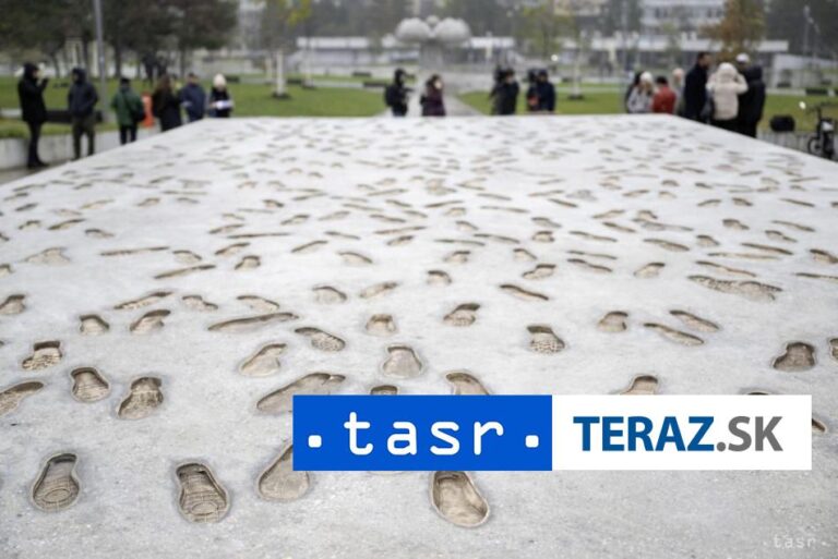 Na Námestí slobody v Bratislave odhalili Pamätník novembra 1989