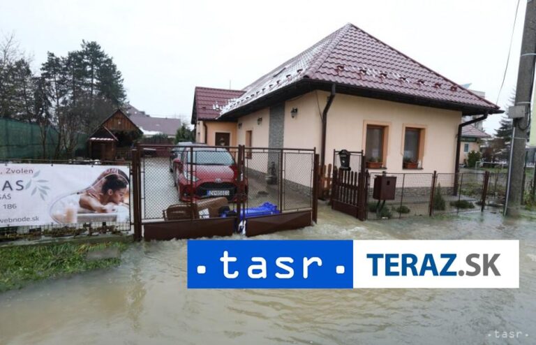 Po povodni v Sliači trvá naďalej mimoriadna situácia, škody pribúdajú
