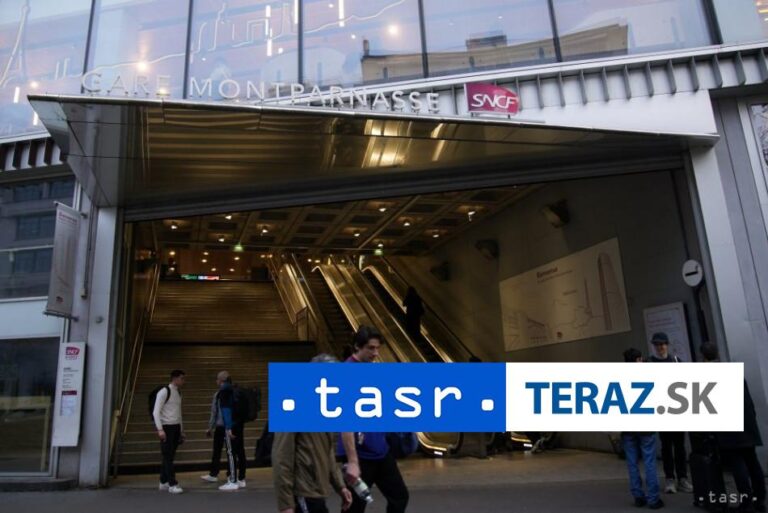 Policajt postrelil na železničnej stanici muža s nožom