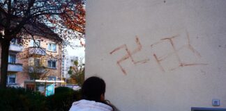 Polícia našla po celom nemeckom meste svastiky z ľudskej krvi