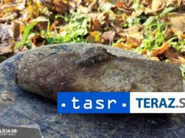 Pri kopaní kanalizácie našli v Suchej nad Parnou delostrelecký náboj