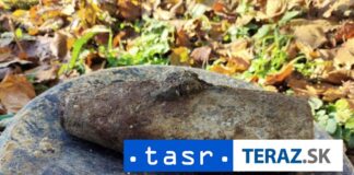 Pri kopaní kanalizácie našli v Suchej nad Parnou delostrelecký náboj