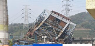 Pri páde veže zahynula najmenej jedna osoba