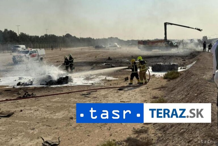 Šou v Dubaji sa zmenila na tragédiu, zrútila sa stíhačka