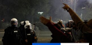 Srbská polícia zadržala 37 ľudí, Vučič protesty spája so zahraničím