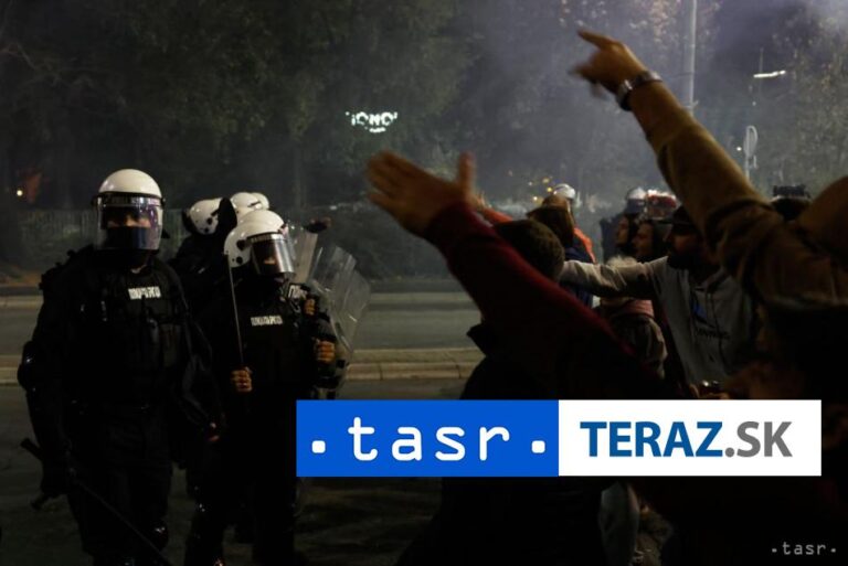 Srbská polícia zadržala 37 ľudí, Vučič protesty spája so zahraničím