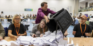 Takmer polovica obyvateľov Západu si myslí, že demokracia je „zlomená“ – prieskum