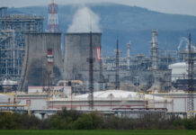 Ukrajinské útoky na ruské rafinérie spôsobujú rast cien v USA – Bloomberg