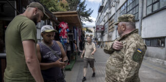 Ukrajinský civilista spustil paľbu na povolávaciu jednotku – médiá (VIDEO)