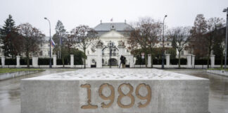 V Bratislave odhalia Pamätník novembra 1989, tvorí ho 407 stôp