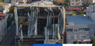 V Turecku medzi obeťami požiaru v sklade sú aj dve tínedžerky