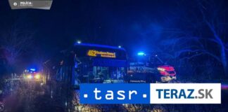 VÁŽNA NEHODA PRI KOŠICIACH:Autobus narazil do stromu, hlásia zranených