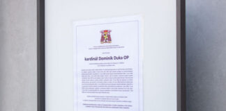 Verejnosť sa na Pražskom hrade lúči s kardinálom Dukom