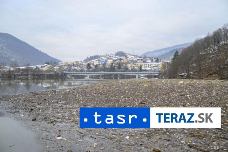 Dobrovoľníci čistili Ružín, z vodnej nádrže odstránili 80 ton odpadu