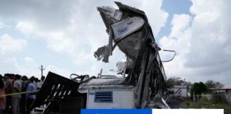 Zrážka nákladiaku s autobusom: Hlásia najmenej 20 mŕtvych