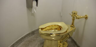 „Amerika“ na predaj v Sotheby’s: Použitý zlatý záchod je vydražený za 10 miliónov dolárov