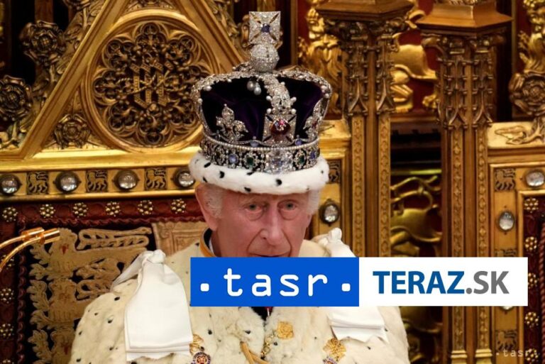 Aktivisti hodili koláč do vitríny s britskými korunovačnými klenotmi