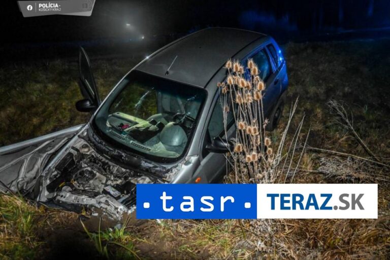 Auto po nehode pri Trebišove skončilo v priekope, zranili sa tri osoby